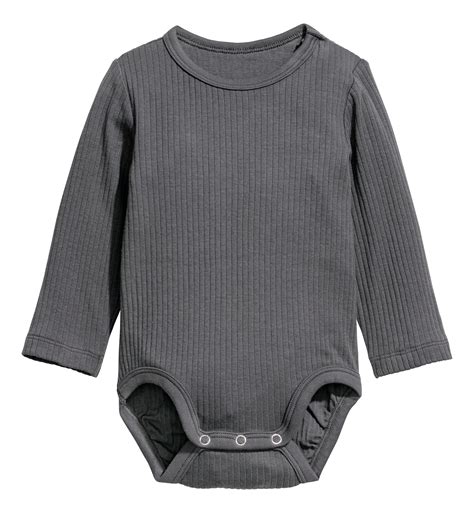 Illustratie van verschillende soorten baby rompers: met korte mouwen, lange mouwen, mouwloos, overslag.