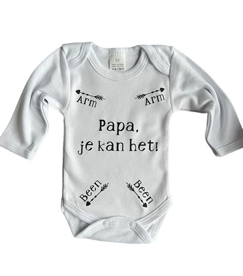 Afbeelding van een baby die comfortabel een romper draagt, met een focus op de zachte stof en pasvorm.