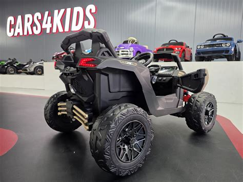 Gedetailleerde foto van de Can-Am Maverick kinderbuggy met focus op de leren zitting en wielen