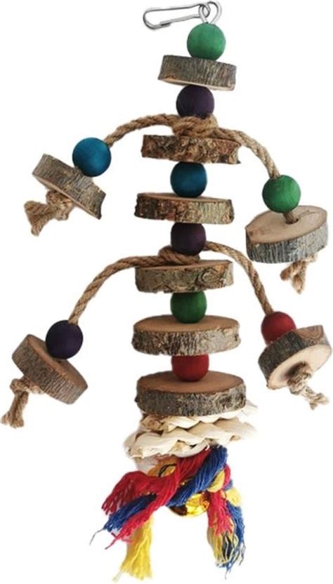 Illustratie van diverse natuurlijke materialen die gebruikt kunnen worden voor vogelspeelgoed, zoals hout, touw en kralen.