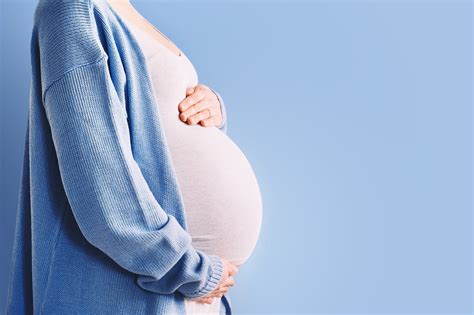 Zwangere vrouw die een zwangerschapscursus volgt.