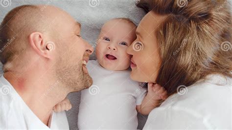 Een gezin met een pasgeboren baby.