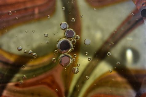 Een close-up van verschillende kleuren natuurlijke klei, met een paar druppels water die worden toegevoegd om het zachter te maken.