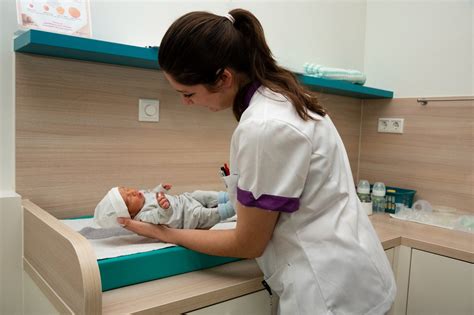 Team van kraamverzorgenden die zorg verlenen aan een pasgeboren baby en ouders