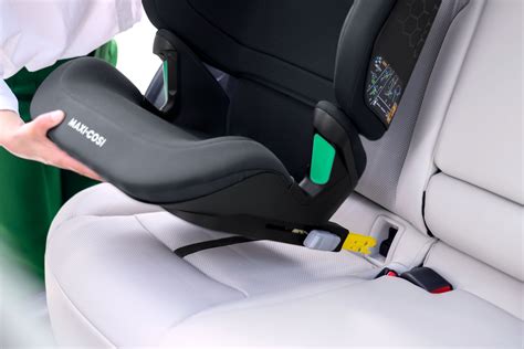 Illustratie die de correcte installatie van een ISOFIX-autostoeltje met klik-indicatoren toont
