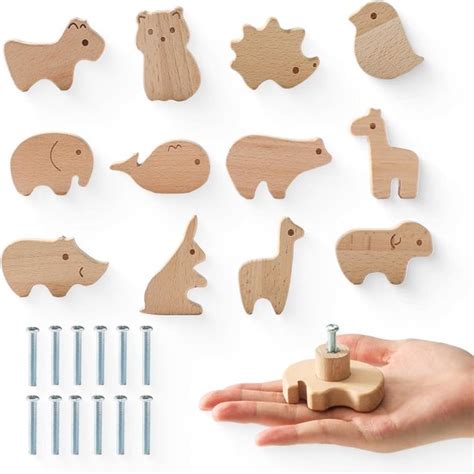 Een selectie van verschillende houten trekfiguren in dierenvormen, waaronder een giraf, olifant, lieveheersbeestje en kikker.