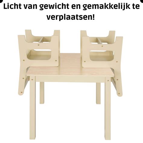 Detailfoto van de afgeronde hoeken van de kindertafel en stoel.
