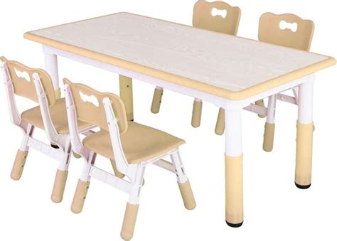 Overzicht van verschillende stijlen kindertafels en stoelen.
