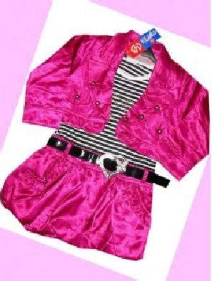 Collage van verschillende soorten tweedehands Prénatal meisjeskleding in maat 92: rompertjes, broekjes, vestjes, jurkjes.