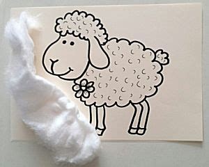 kind dat een schaap beplakt met watten