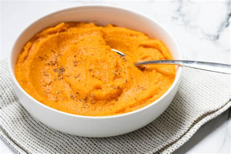 Gekookte en gepureerde zoete aardappel in een kom