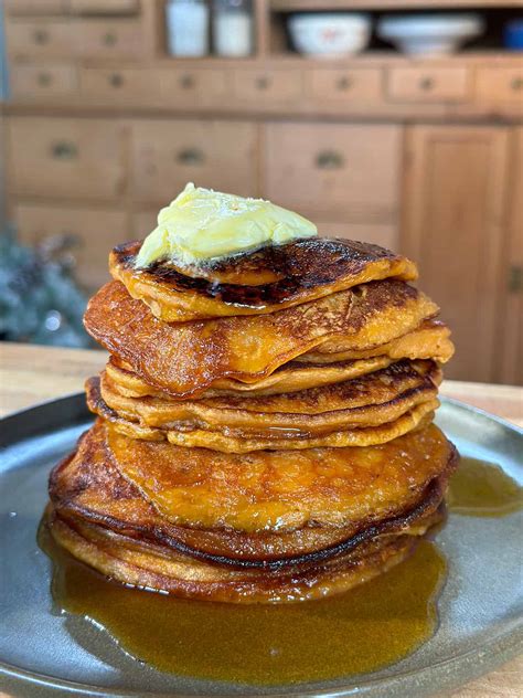 Beslag voor zoete aardappel pannenkoeken in een kom