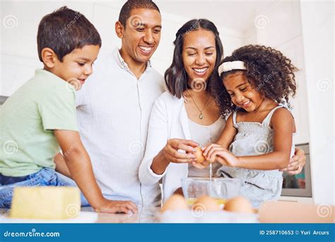 Een gezin met een kind op een vliegveld, de vader duwt een Joolz Aer+ buggy.