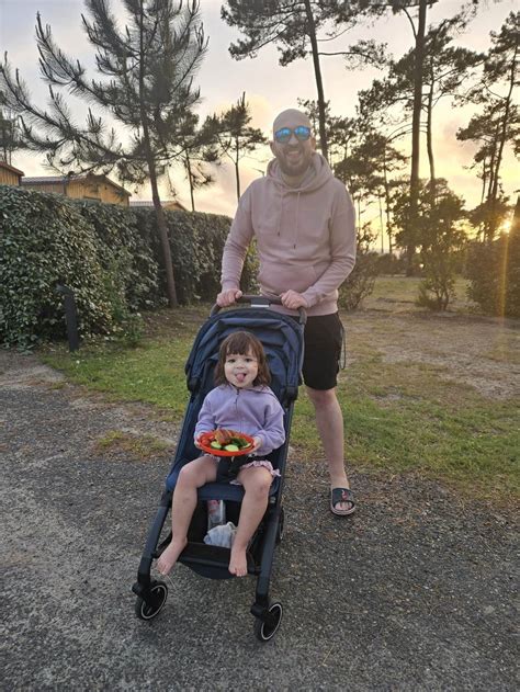 Een Joolz Aer+ buggy op een hobbelige straat, met een kindje dat comfortabel slaapt.