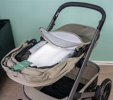 Illustratie van de stappen om de reiswieg op het Joolz Aer+ frame te monteren.