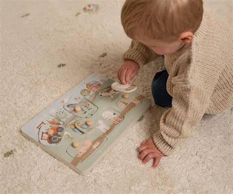 Illustratie van diverse Little Dutch speelgoeditems met zachte kleuren en prints