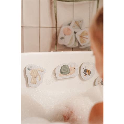 Collage van houten speelgoed, badspeeltjes en speelballen van Little Dutch