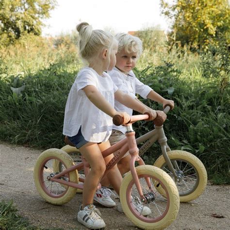 Een kind dat speelt met een Little Dutch loopfiets
