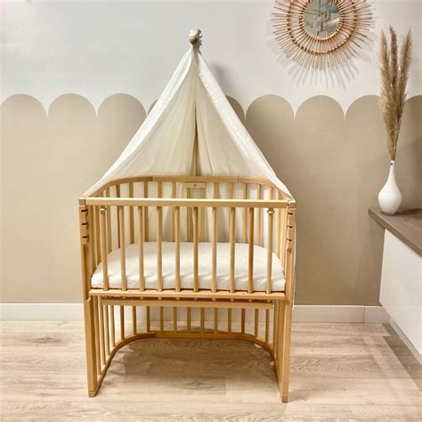 Voorbeeld van een babykamer met een eco-stijl hemeltje in een natuurlijke tint.