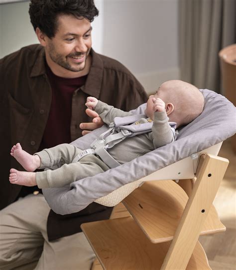 Gedetailleerde foto van de Stokke Tripp Trapp Newborn Set, inclusief het 5-punts veiligheidstuigje