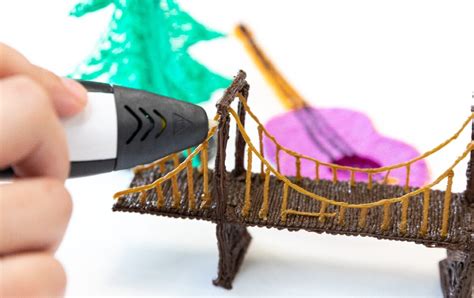 Een 3D-pen in de hand van een kind, die een creatie aan het maken is.