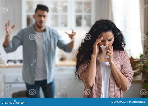 Illustratie van een moeder die huilt terwijl ze haar baby vasthoudt, met een contrast tussen haar innerlijke gevoelens en de verwachting van geluk.