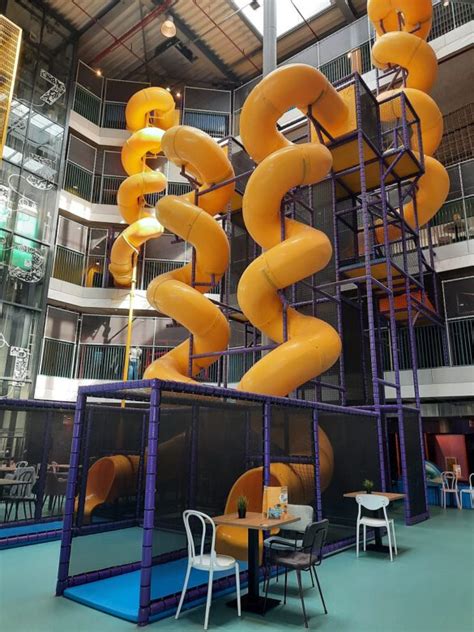 Kinderen springen vrolijk op trampolines in een indoor speelparadijs
