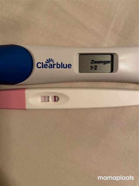 Vrouw die zwangerschapstest vasthoudt met positieve uitslag