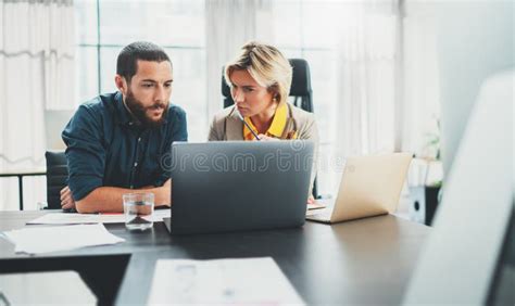 Vrouw op kantoor die met collega praat