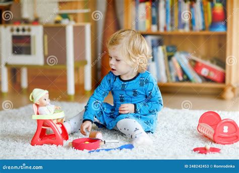 afbeelding van een kind dat poppenspel speelt met doktersmateriaal