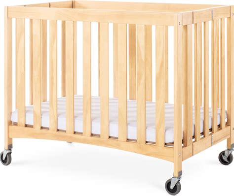 Illustratie van een babybedje met hellende matras