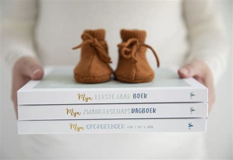 Een collectie van eerste babyschoentjes, een ziekenhuisbandje en een plukje haar in een herinneringsdoos