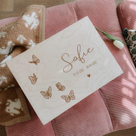 Voorbeelden van gepersonaliseerde herinneringskisten met namen en geboortedata