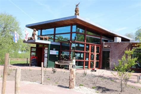 Een overzichtskaart van het Familiepad in het Drents-Friese Wold, met aanduidingen van de natuurspeelplaats en het Buitencentrum.