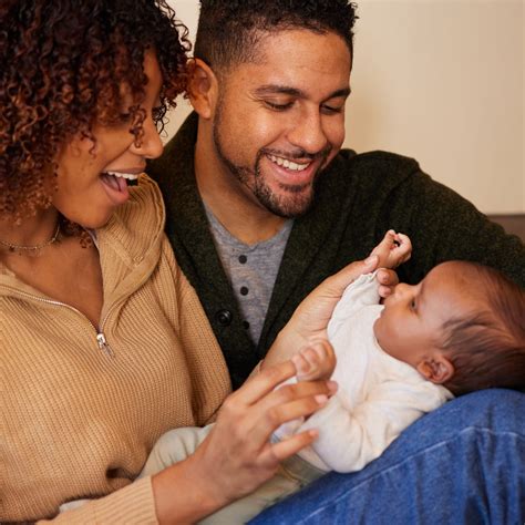 Foto van een ouder die huid-op-huidcontact heeft met een baby.