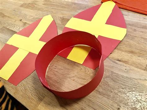 Illustratie van de stappen voor het knutselen van een papieren Sinterklaasmijter.