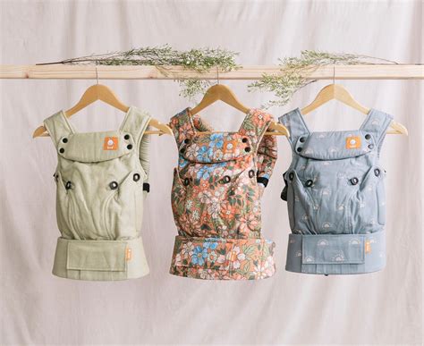 Collage van verschillende Tula draagzakken in diverse prints en kleuren.