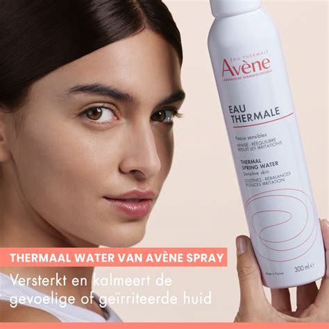 illustratie van een kledingstuk dat verfrist wordt met de spray, met de nadruk op de Zwitsal geur en het ontkreukende effect