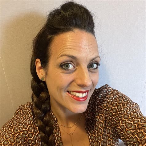 Voorbeeld van hoe je een silhouet van een kind kunt maken met verf en een uitgeknipte foto