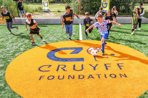Kinderen spelen samen op een Cruyff Court, een initiatief van de Johan Cruyff Foundation en Action.