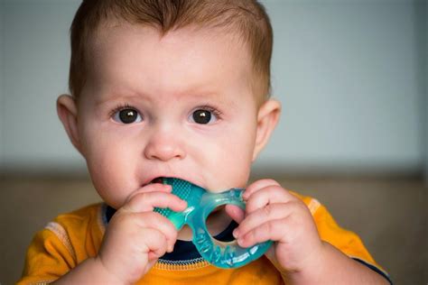 baby die op fopspeen bijt