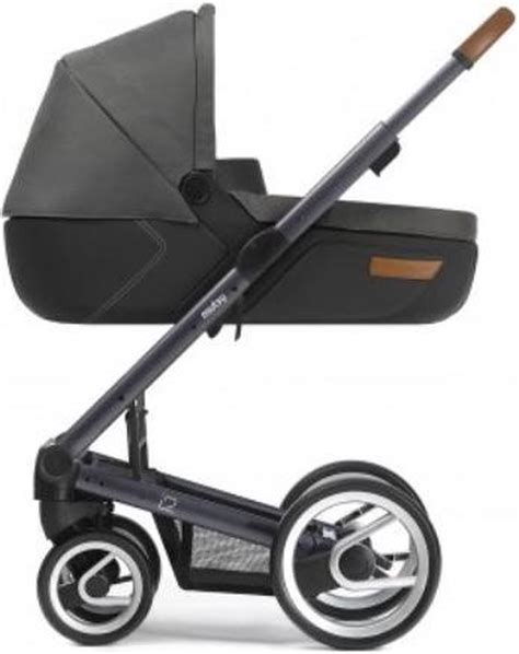 Stijlvolle Mutsy i2 kinderwagen, met nadruk op de verstelbare duwstang en het strakke frame.