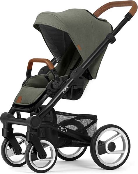 De Mutsy Nio kinderwagen in een natuurlijke omgeving, benadrukkend de kleuren en het design.