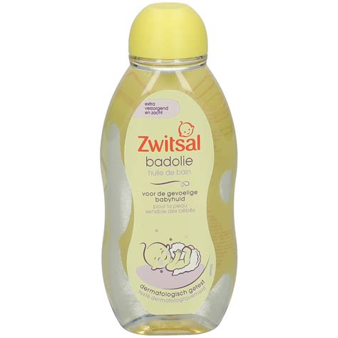 baby in bad met schuim en Zwitsal badolie