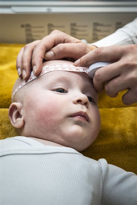 Babyhandjes die zachtjes worden gemasseerd met babyolie