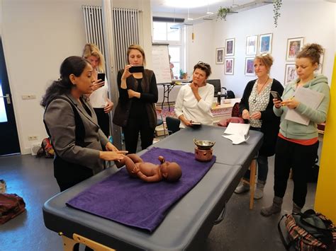 Illustratie van de voordelen van babymassage voor de band tussen ouder en kind
