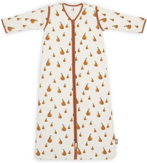 Voorbeeld van een baby in een comfortabele jumpsuit, geschikt voor dragen.