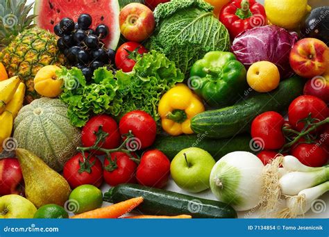 Afbeelding van verschillende soorten vers fruit en groenten, klaar om in een smoothie te worden verwerkt.