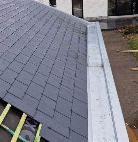 Voorbeeld van een dakrand met een nette afwerking door een aluminium kraalprofiel.