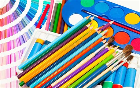 Een kleurrijke verzameling knutselspullen voor peuters, waaronder potloden, verf, klei, kralen en papier.